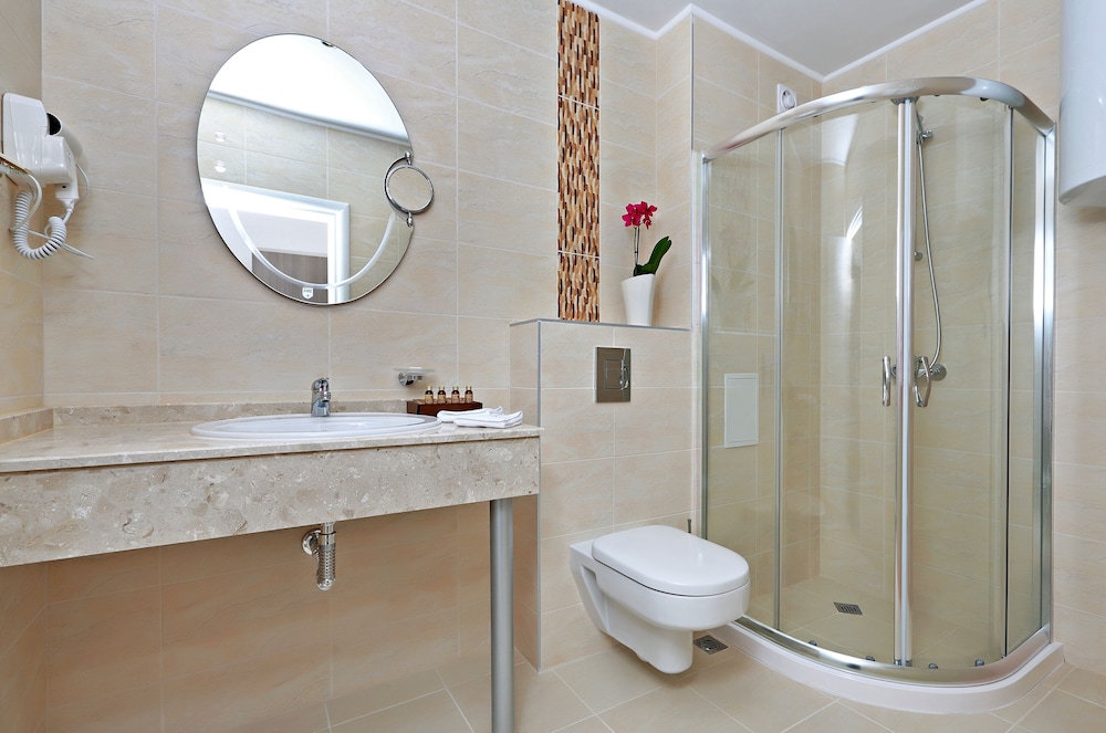 White Rock Castle Suite Hotel & Spa 46/47