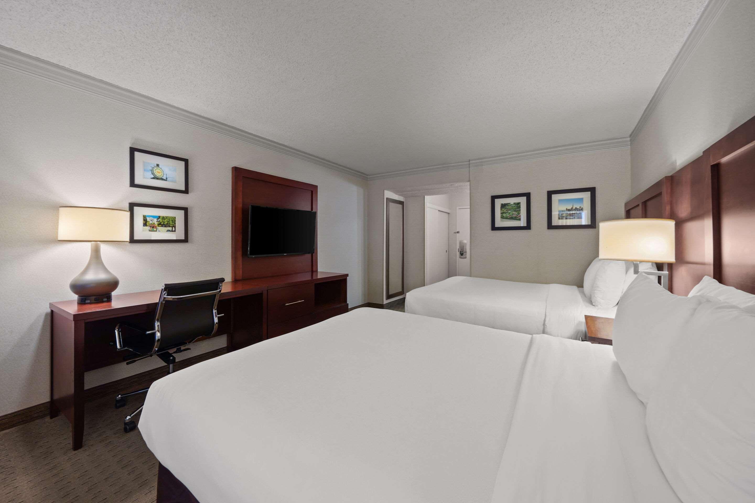 2 QUEEN BEDS