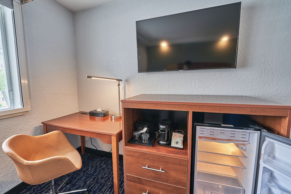 Hyannis Plaza Hotel 50/63