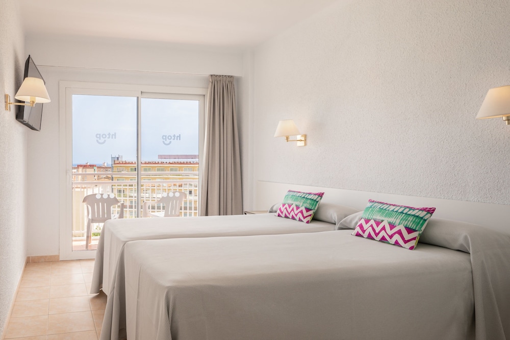 ROOM, TWIN BEDS