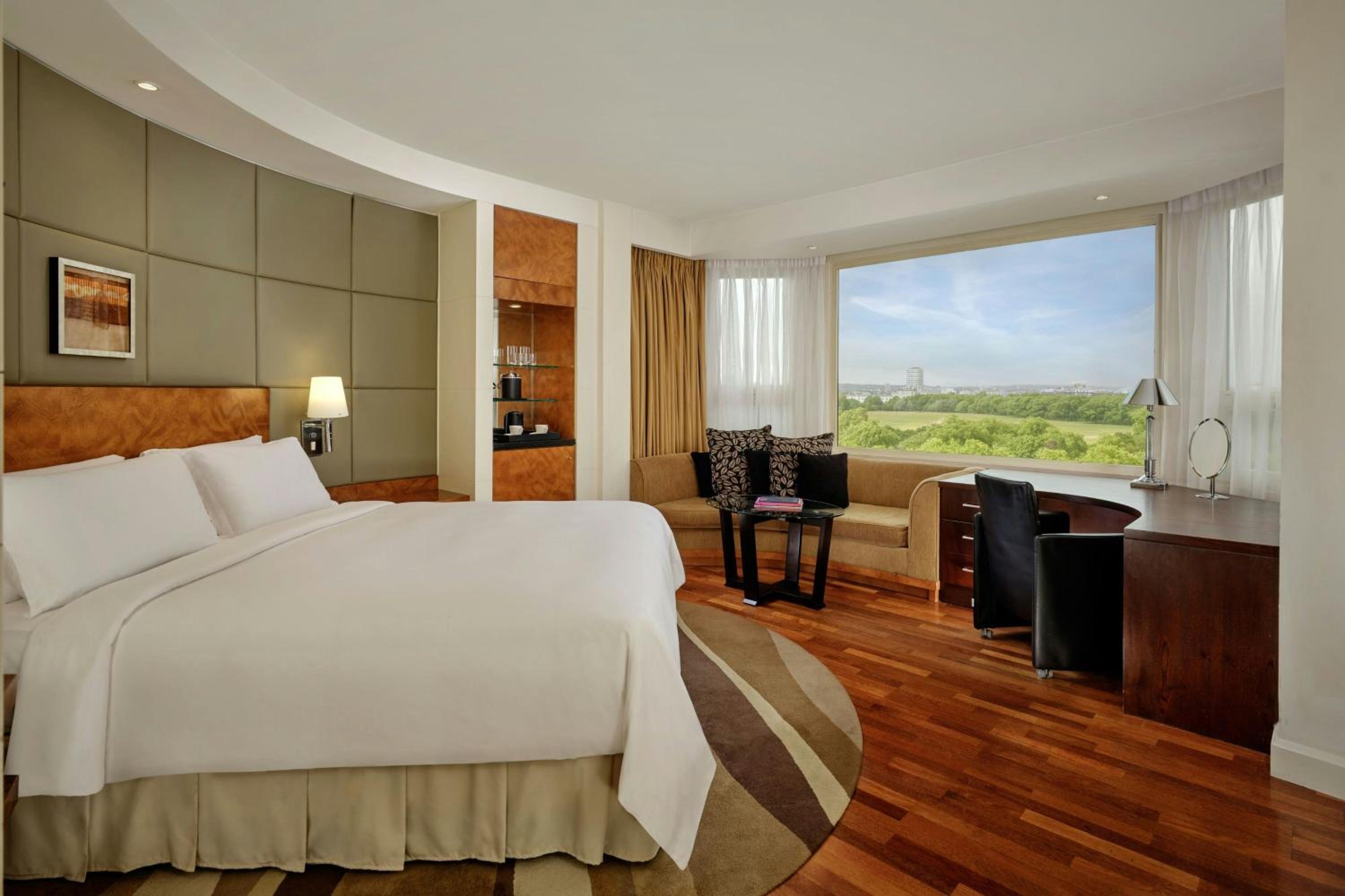 Panoramic, Guest Room, King Bed, Skyline View, High Floor، The Park Tower Knightsbridge, a Luxury Collection Hotel, London 2/9