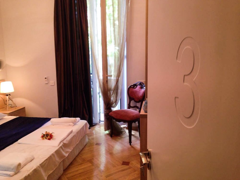 Piccolo Casa Bella Hotel 7/25