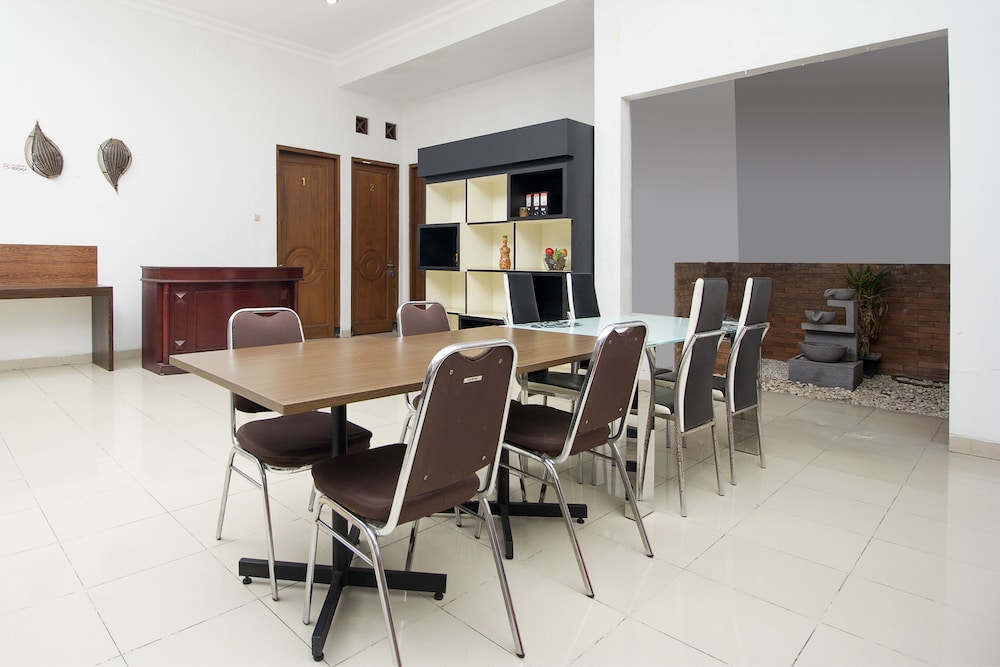 Collection O 1061 Aliya Homestay 38/41
