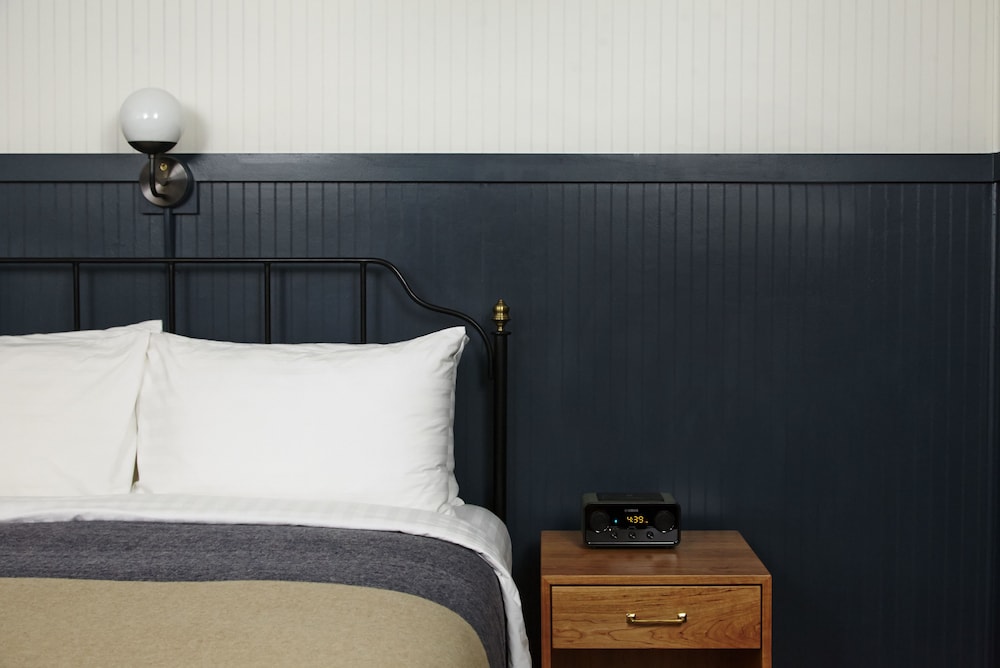 Anvil Hotel 25/65