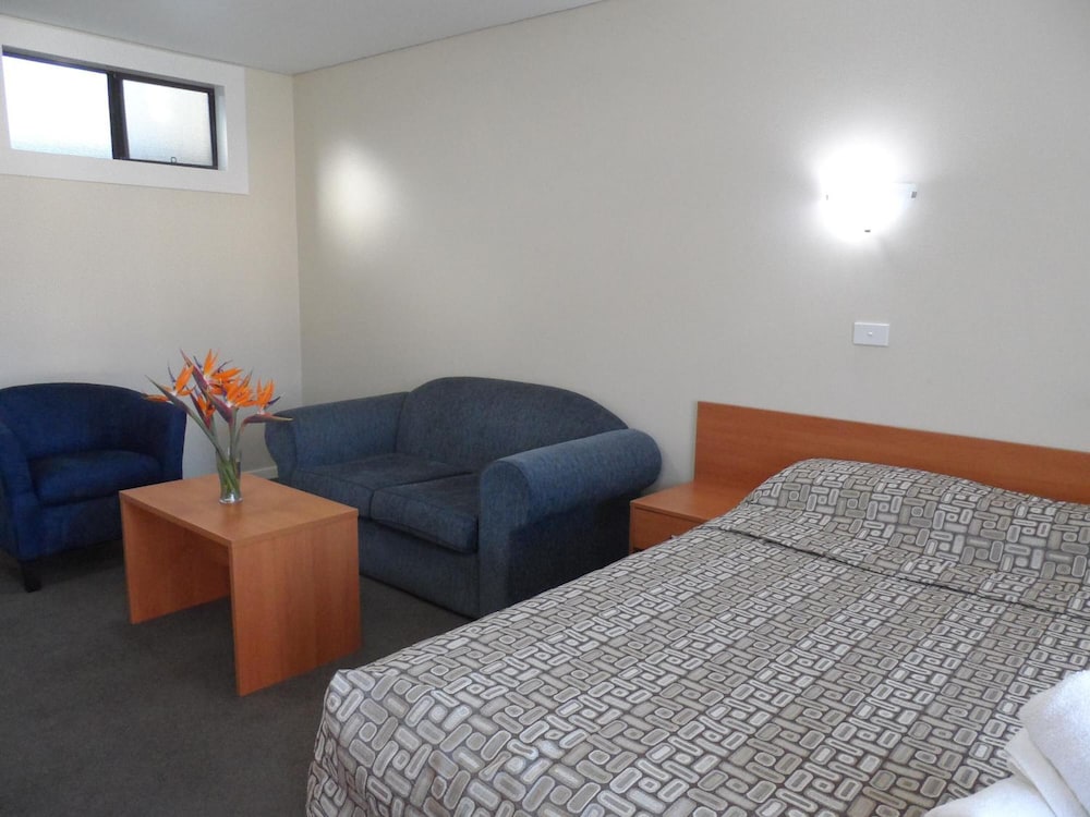 Liberty Plains Motor Inn 14/30