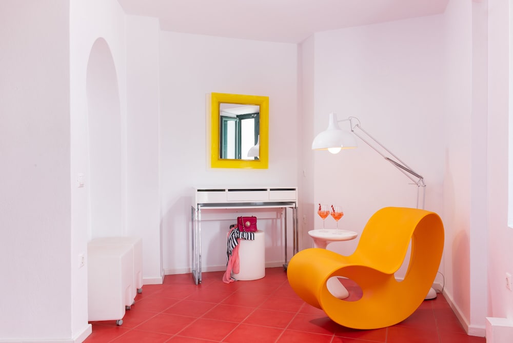 AVANT GARDE SUITES 68/82