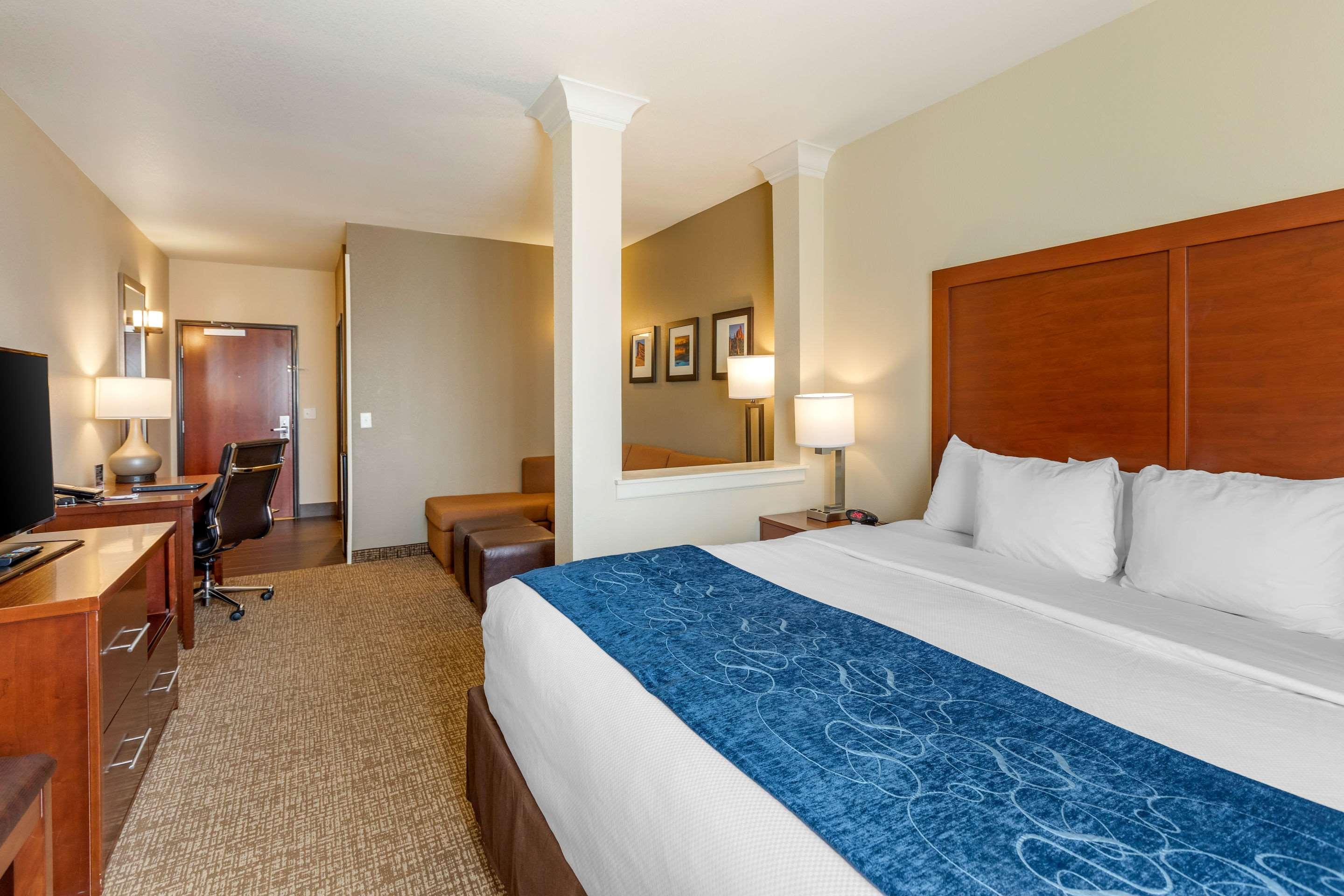 SUITE, KING BED