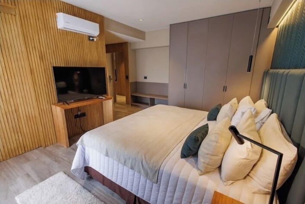 BUSINESS, STUDIO, SUITE