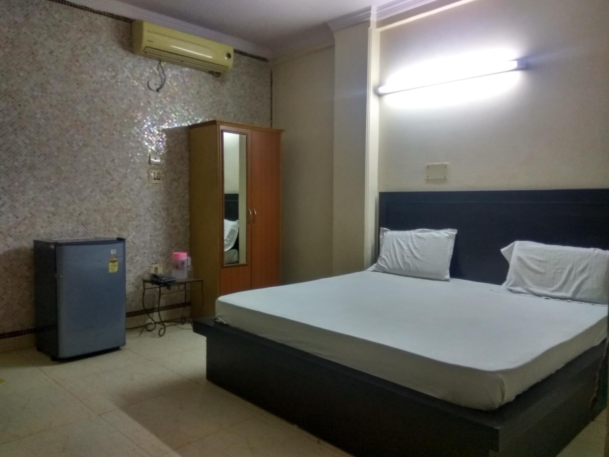 Deluxe, Double and Twin Beds