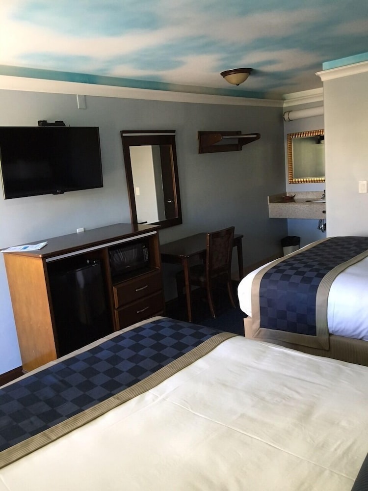 Hollywood Palms Inns & Suites 34/56