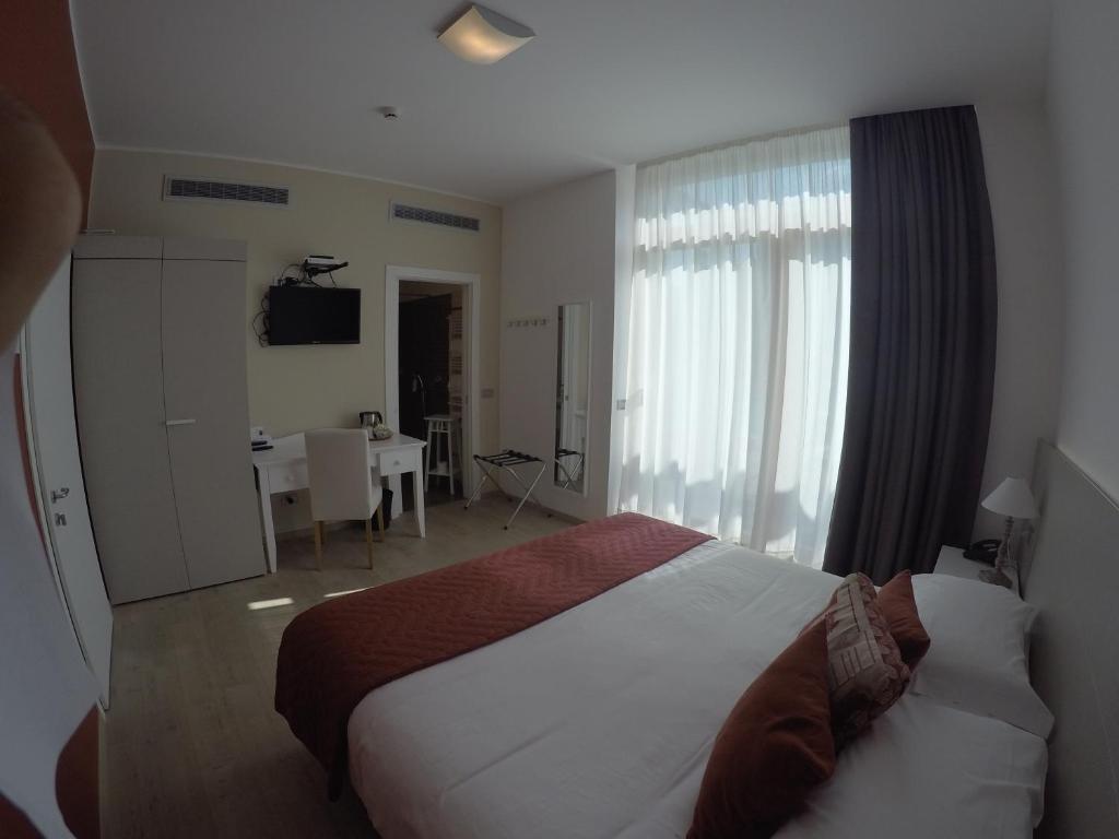 Room, Double or Twin Bed, Lateral Side Lake View
