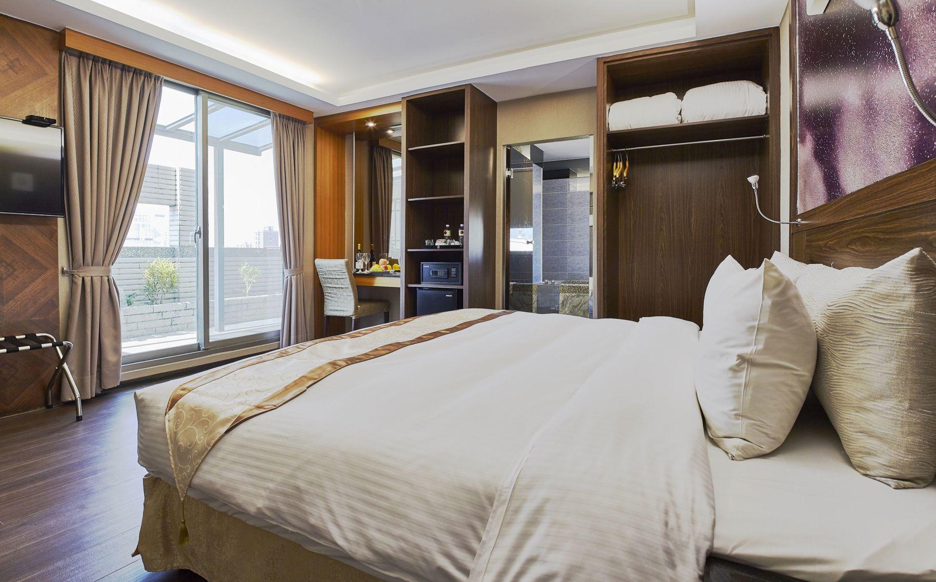 Deluxe, Balcony