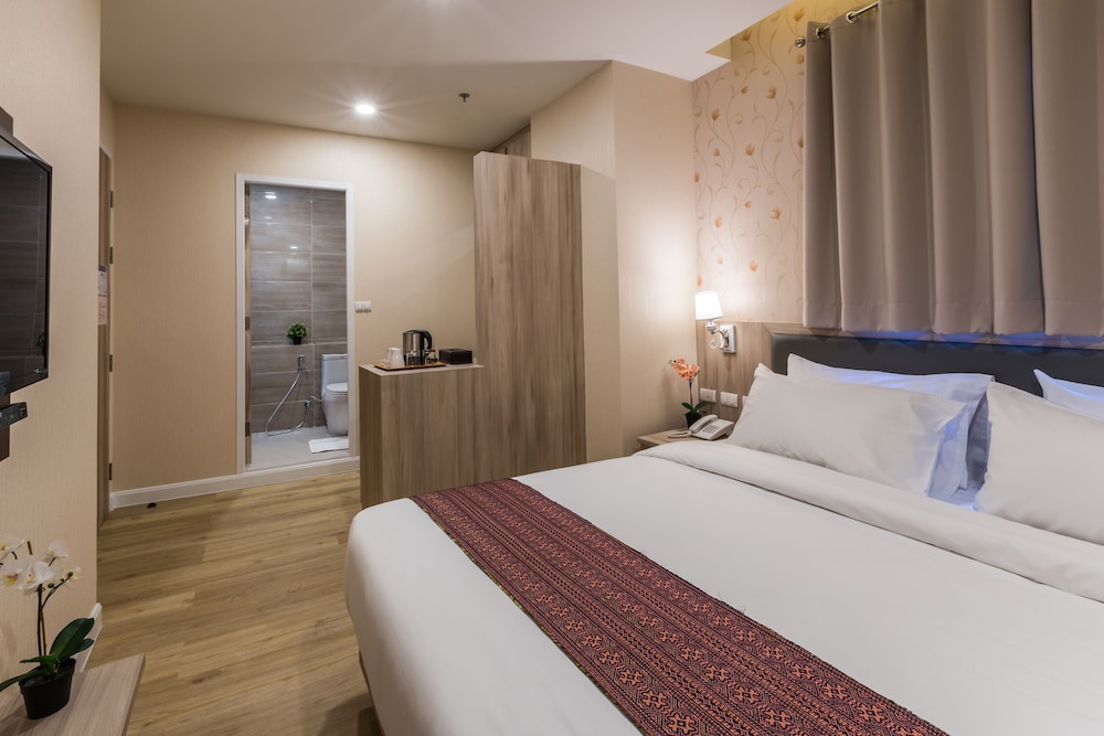 Leela Orchid Hotel 28/49