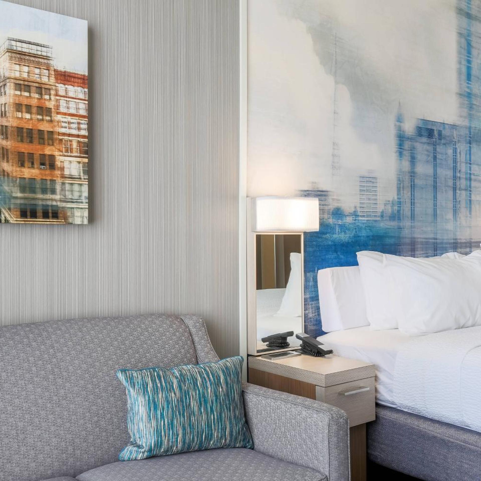 غرفة بسرير كينج بحوض استحمام لذوي الإعاقة، Courtyard by Marriott Pittsburgh Downtown 4/10