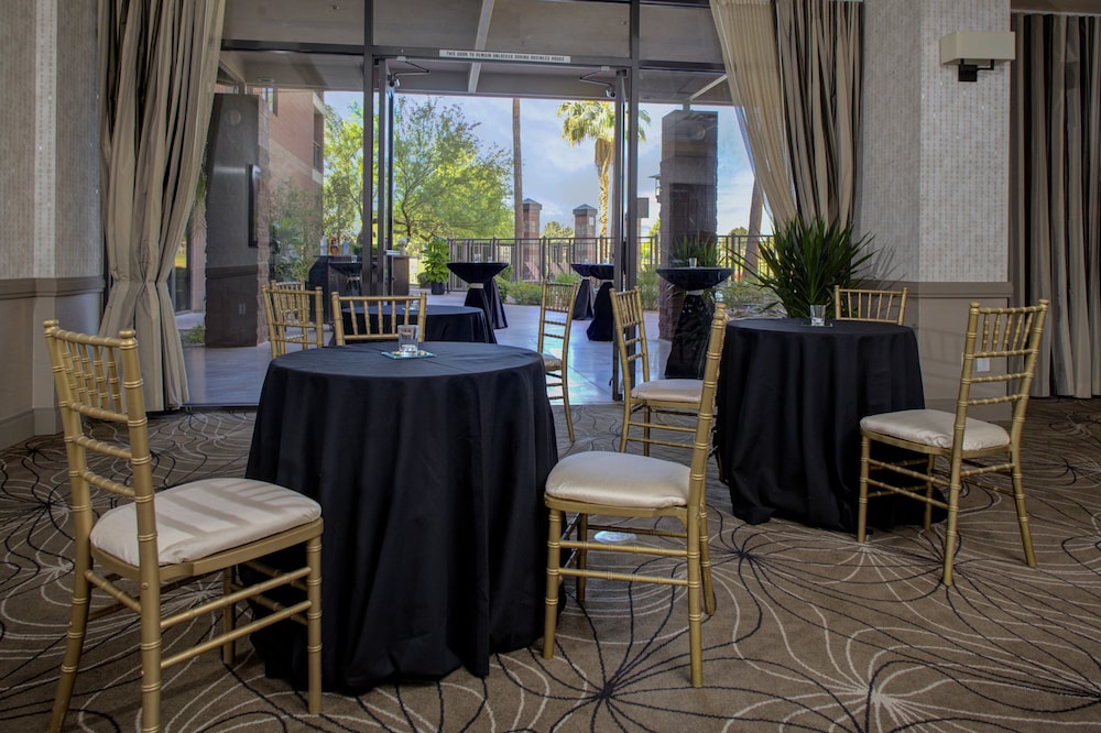 Embassy Suites by Hilton Phoenix Scottsdale 40/57
