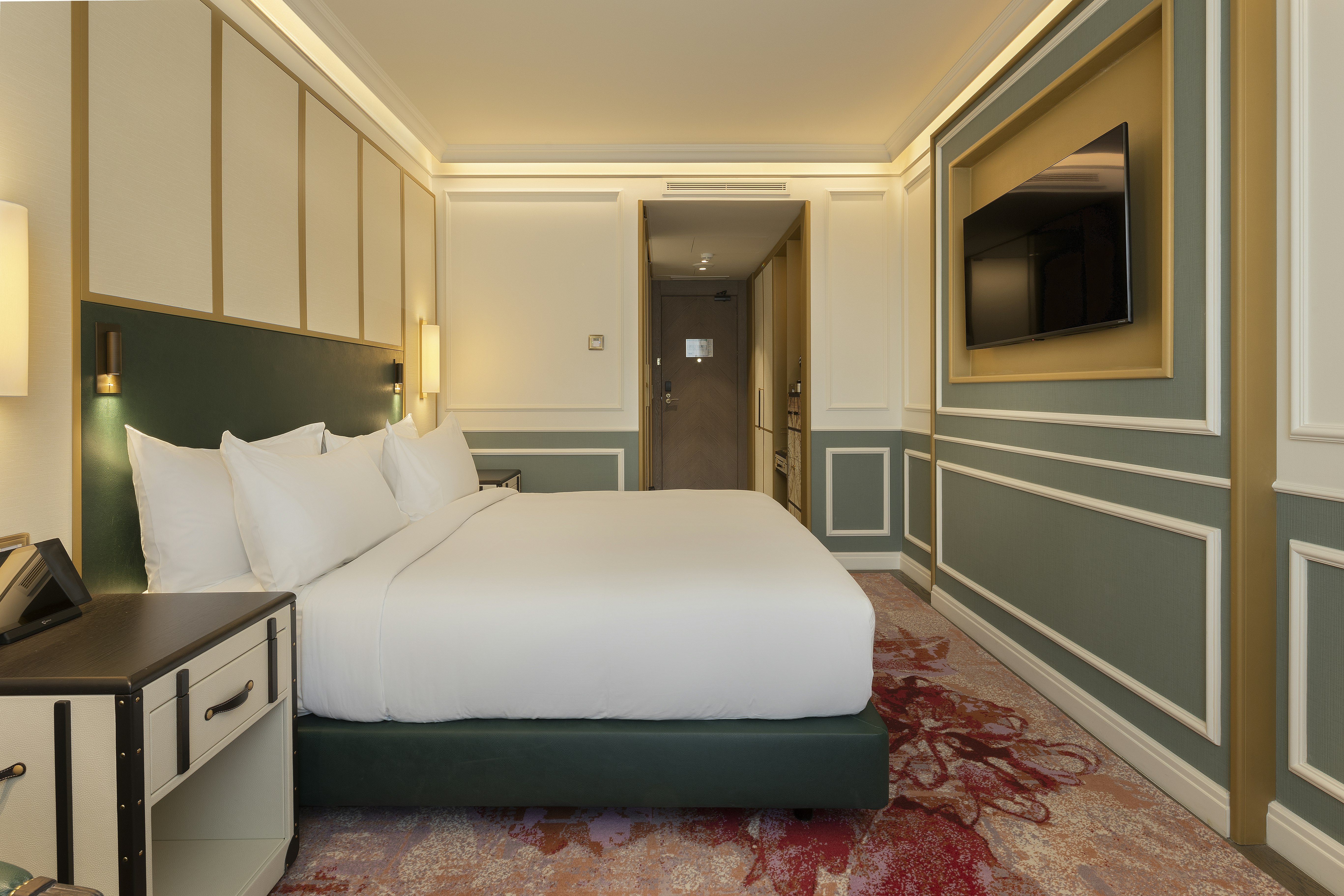 GUEST ROOM, KING BED