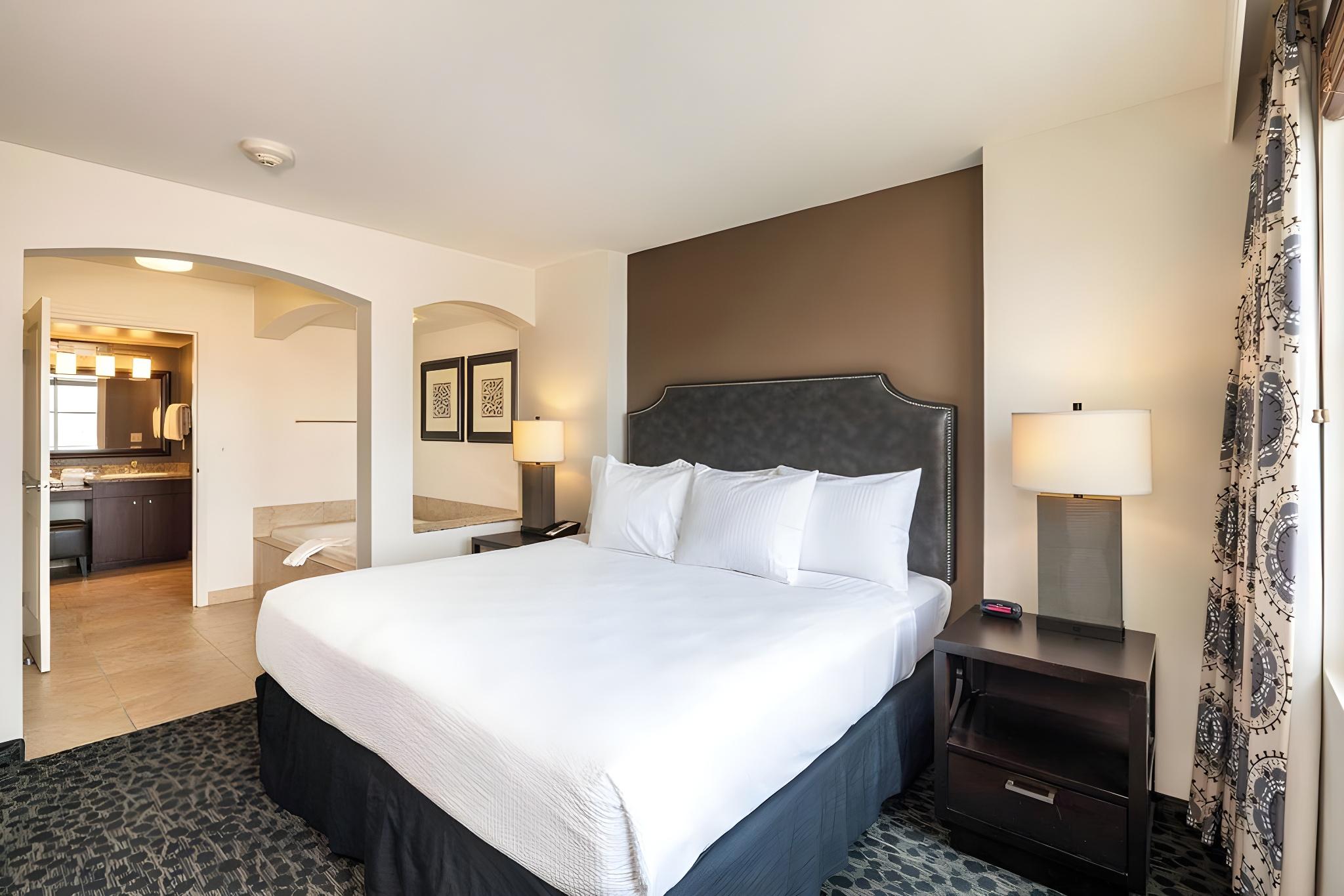 2 BEDROOMS, FAMILY, SUITE
