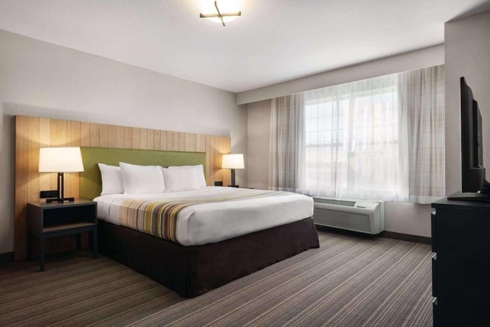 ROOM, KING BED