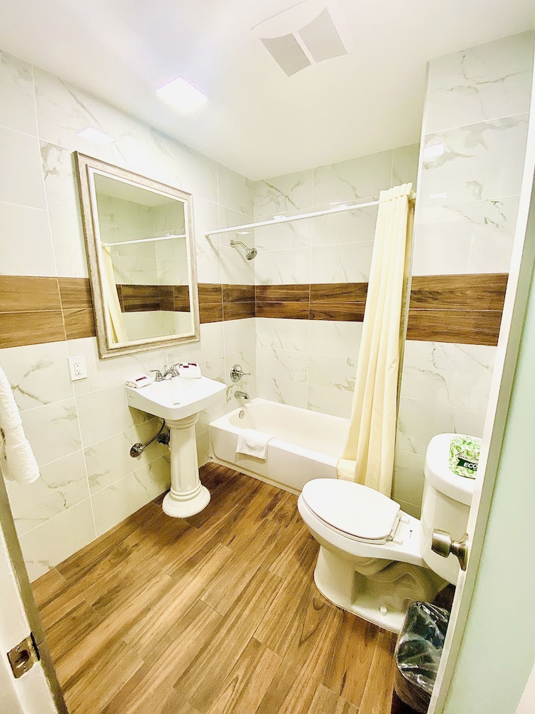 Casa Blanca Inn & Suites 67/67