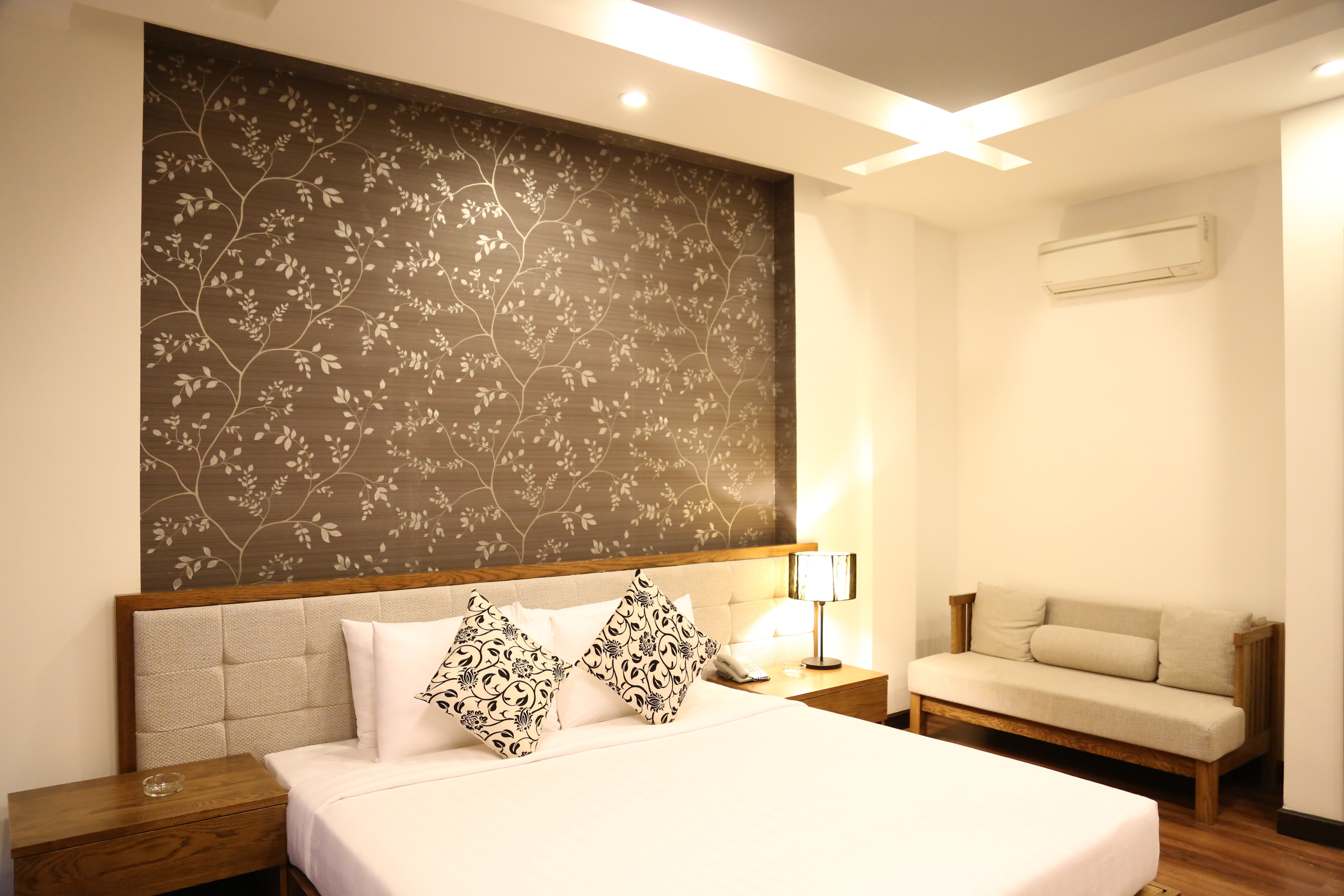 Valentine Hotel 8/36