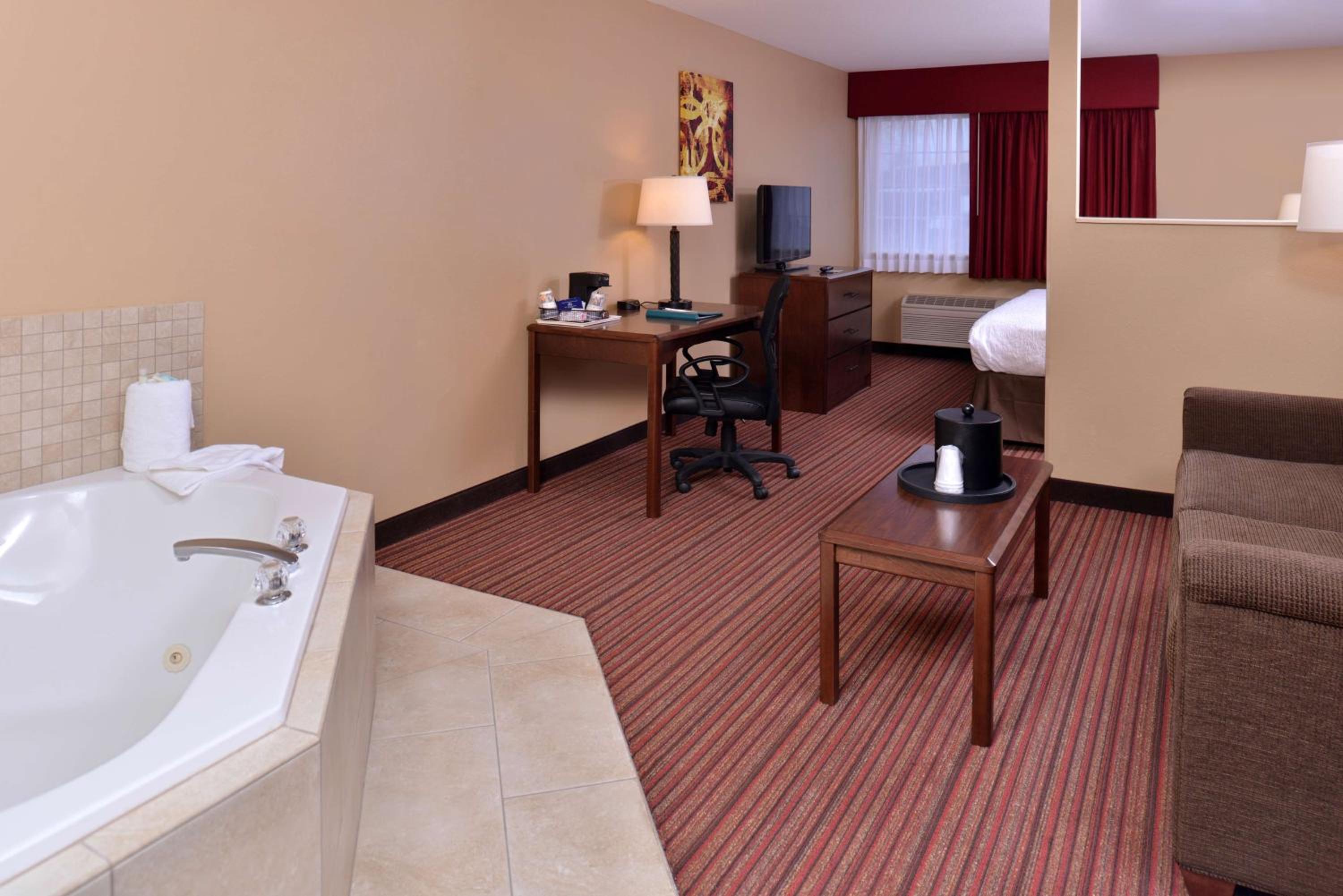 جناح بسرير كينج مع أريكة بجاكوزي، Best Western Woodland Inn 5/5
