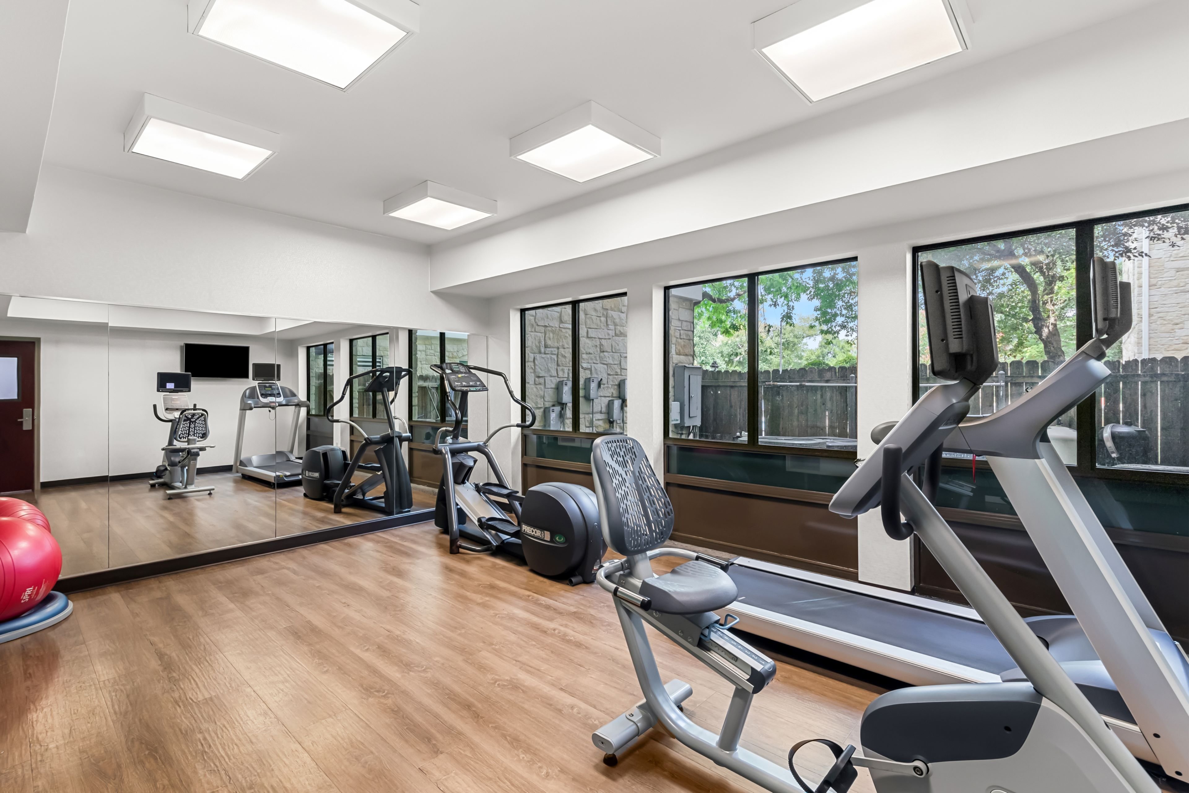 Holiday Inn Express & Suites Austin SW - Sunset Valley, an IHG Hotel 28/50