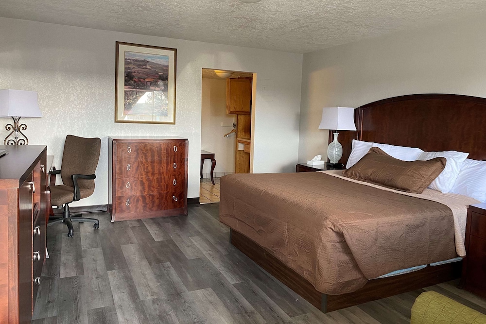 Travelodge by Wyndham Farmington Hwy 64 12/70