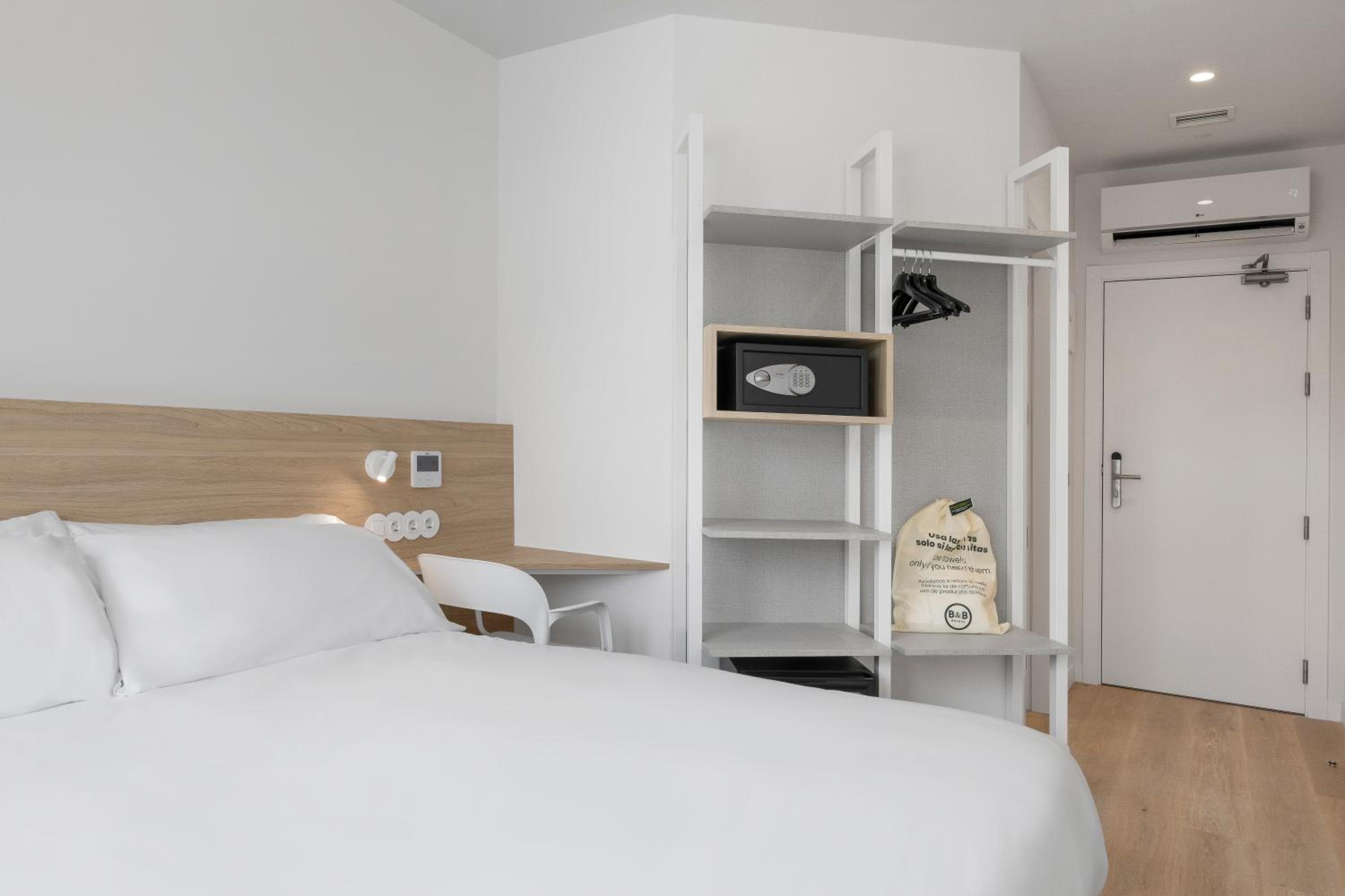 ROOM, DOUBLE BED