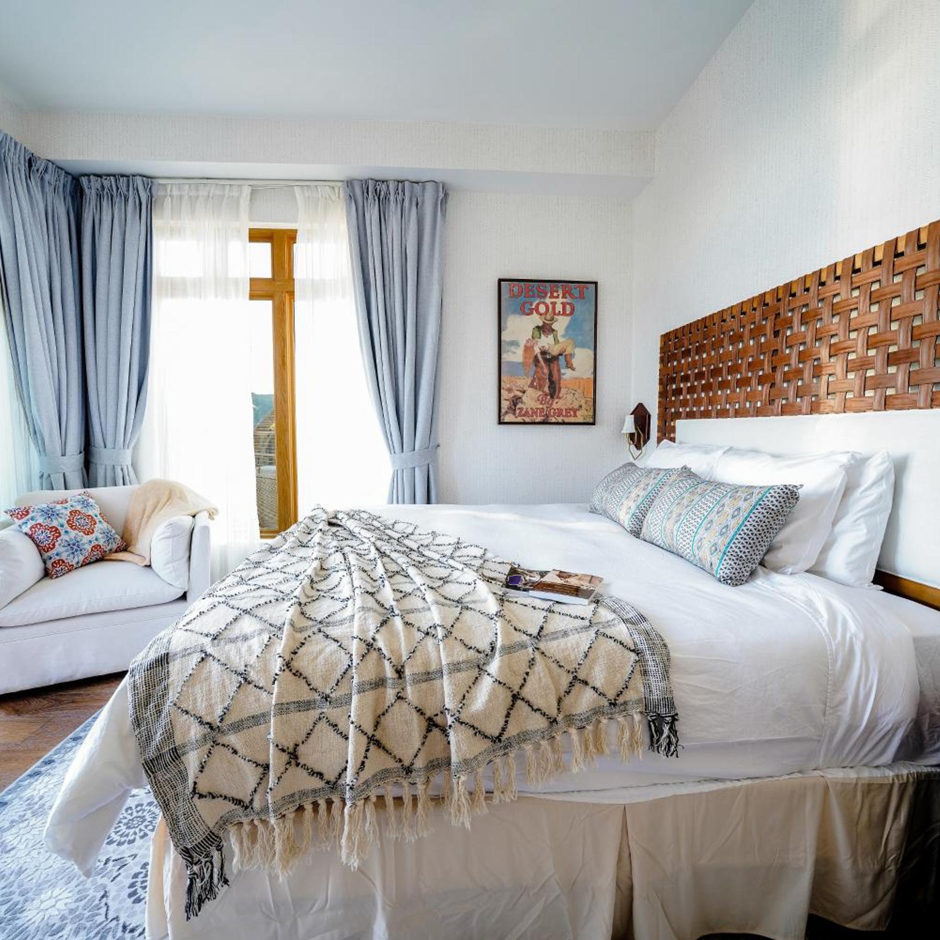 Suite, King Bed, Pool View