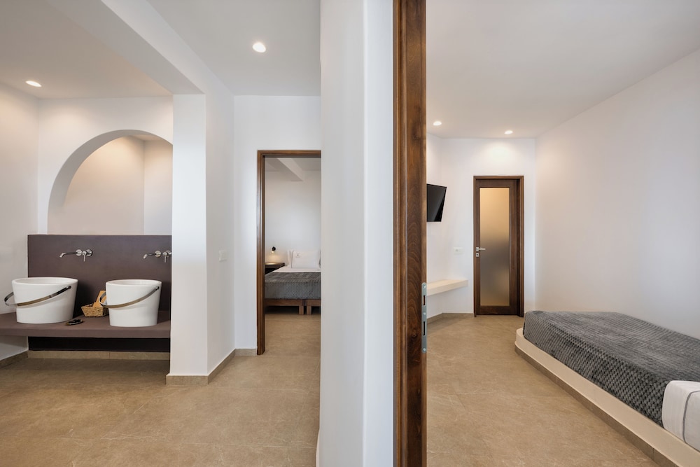 Aelia Luxury Suites 34/50