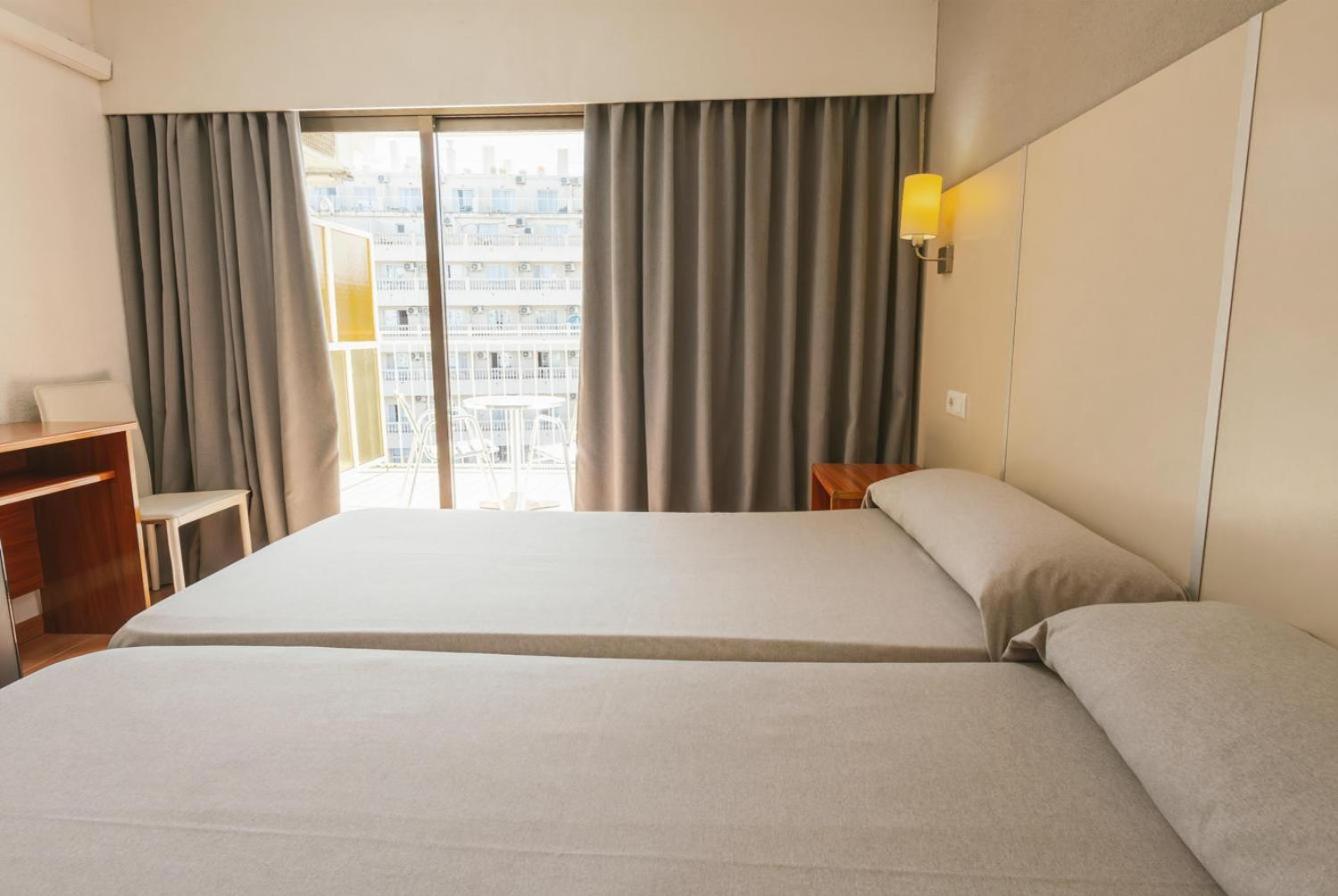 Essential, Double Bed, Pool View، Port Vista Oro 3/5