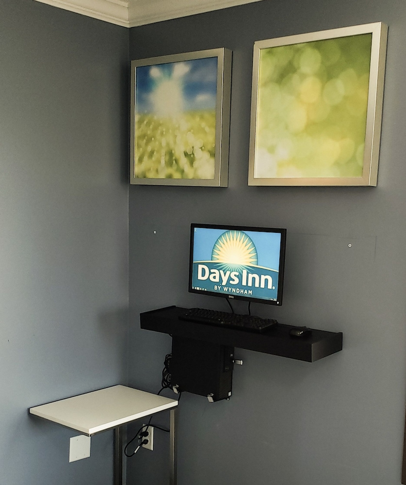 Days Inn and Suites by Wyndham Merrillville 11/28