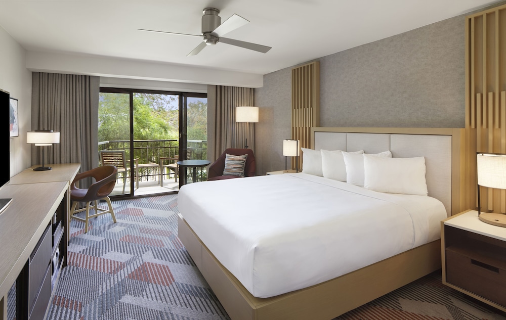 ROOM, KING BED, BALCONY
