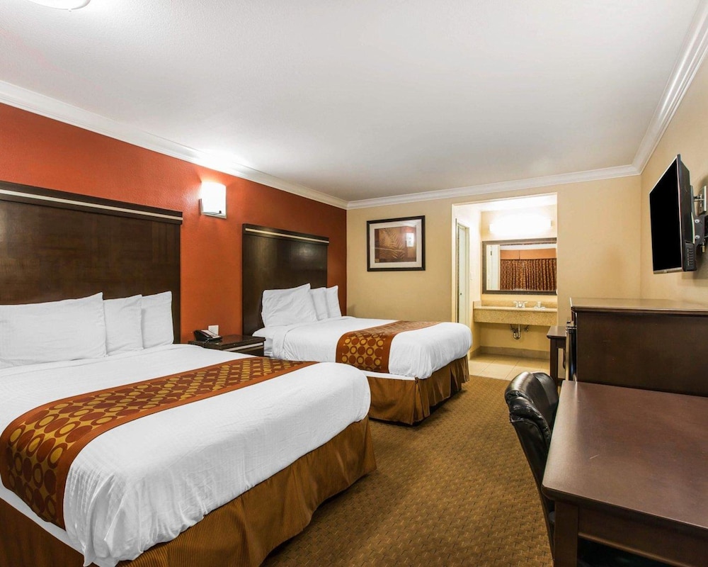 Rodeway Inn and Suites Corona 19/39