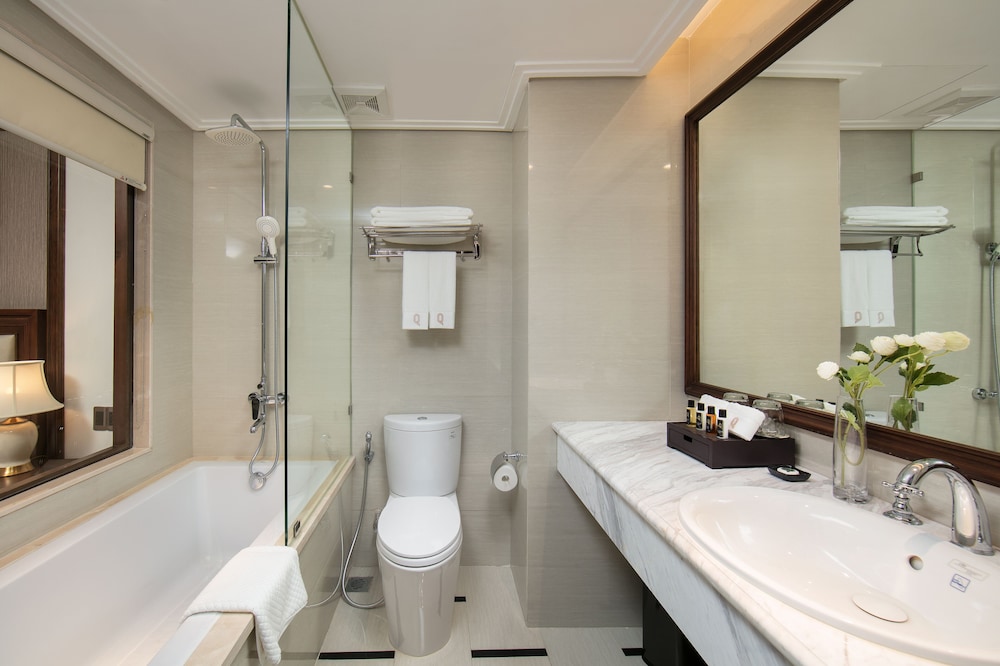The Q Hotel 47/50