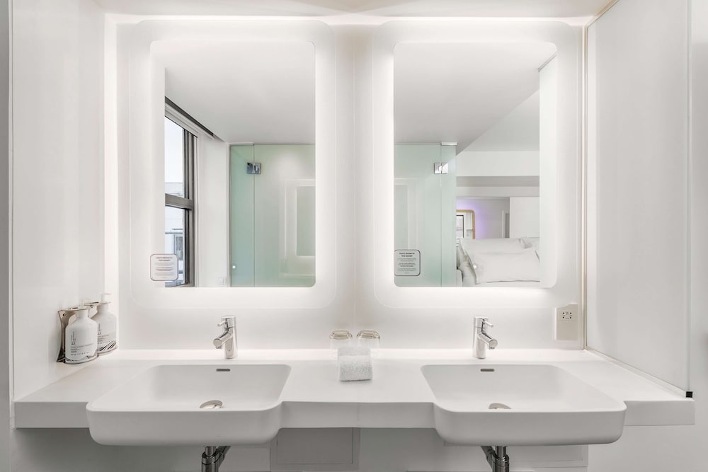 YOTEL Edinburgh, Select by Hilton 70/72
