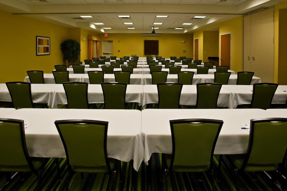 Fairfield Inn Suites By Marriott Louisville East 40/50