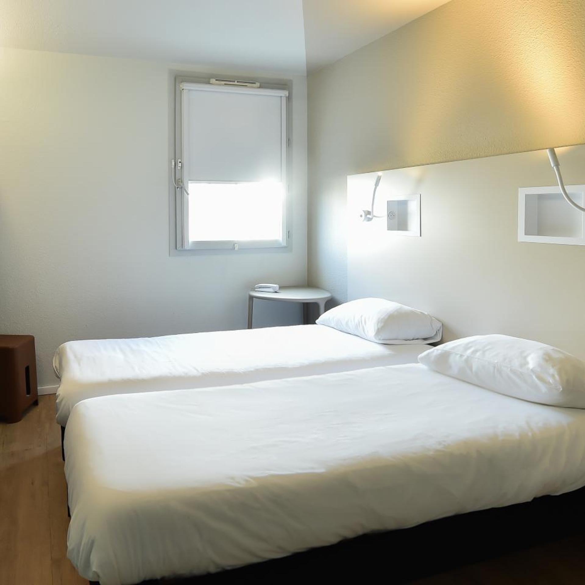 ROOM, TWIN BEDS
