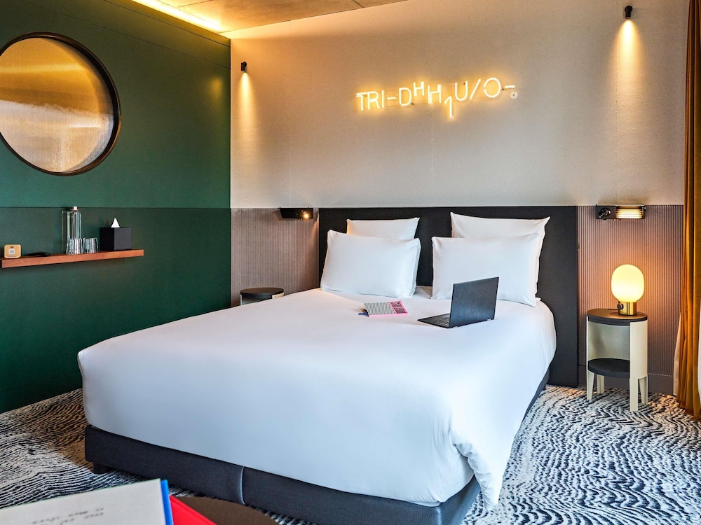 TRIBE Paris Clichy 16/54