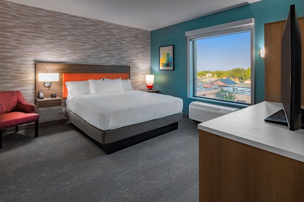 STUDIO, SUITE, KING BED