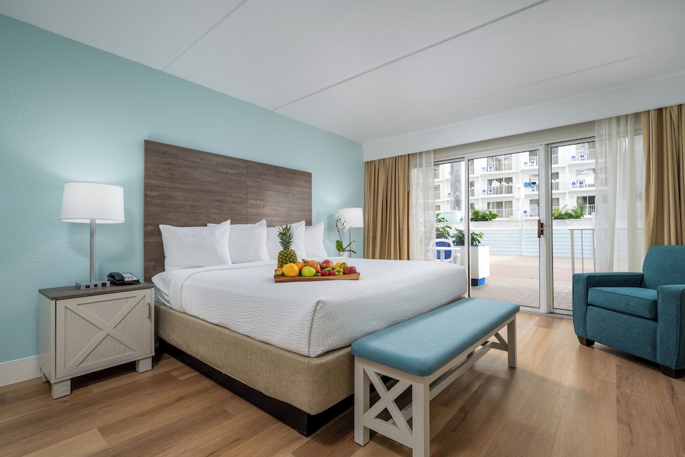 SUITE, KING BED, SOFA, POOL FLOOR