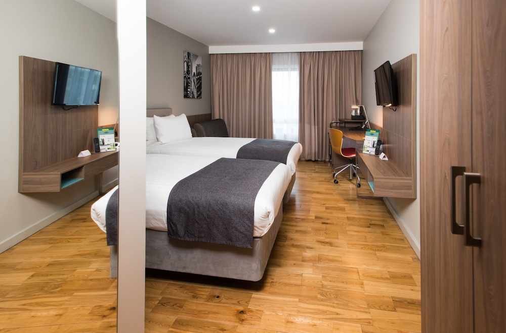 Holiday Inn London West 24/75