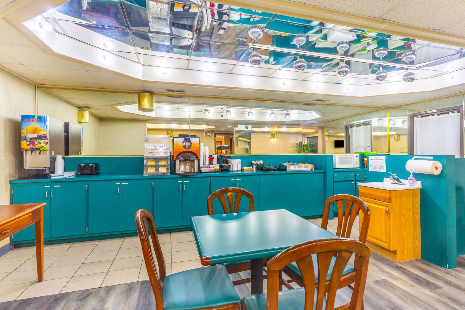 Econo Lodge & Suites Clarksville near Governors Square Mall 22/24