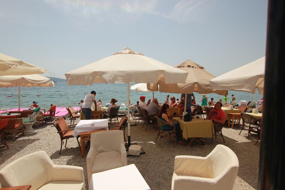 Artemis Hotel 53/69