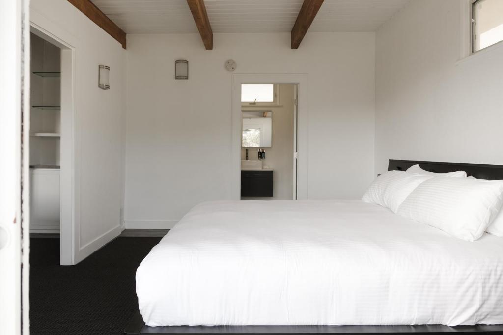 Suite, Hill View