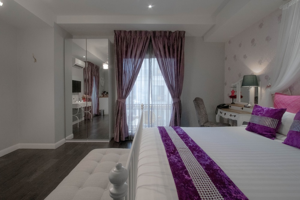 PREMIUM, QUEEN BED