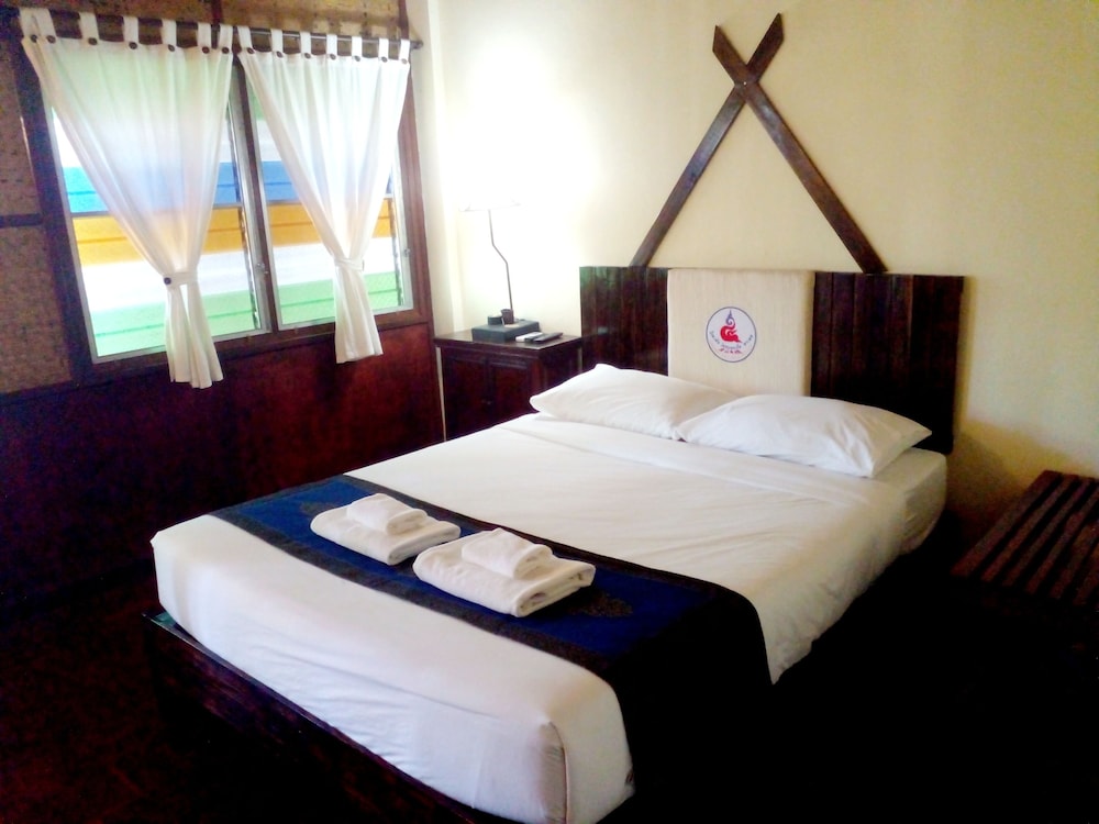 DELUXE, KING BED