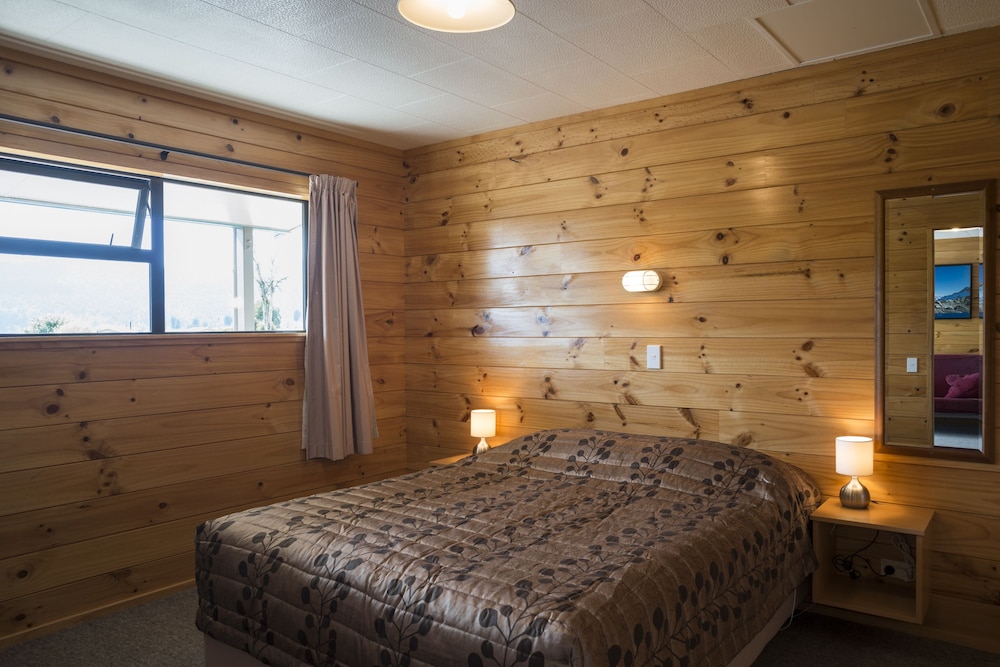 2 Bedrooms, Motel, Deluxe, 2 Double Beds, Bunk Bed