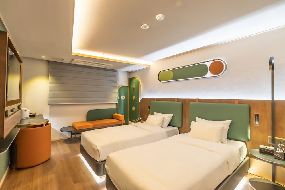 Standard, Twin Beds, Amber Hotel Central 4/9