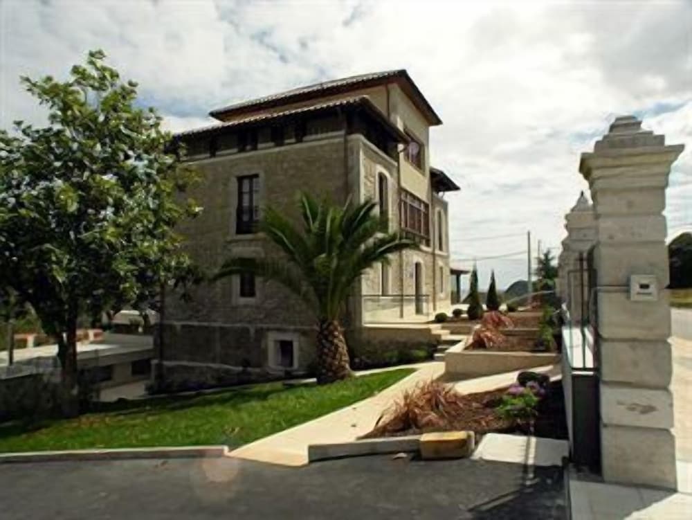 Villadesella Hotel 34/36
